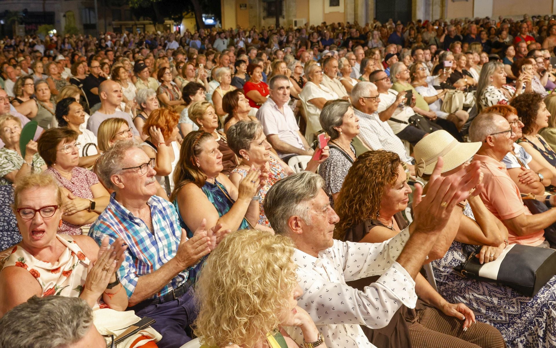Francisco vuelve a los escenarios con un concierto en una plaza de la Virgen
