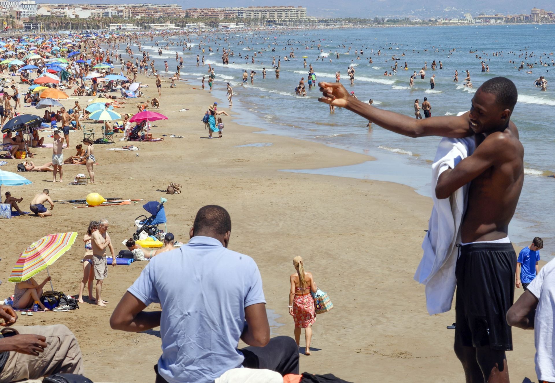 Los valencianos se ponen a remojo contra el calor