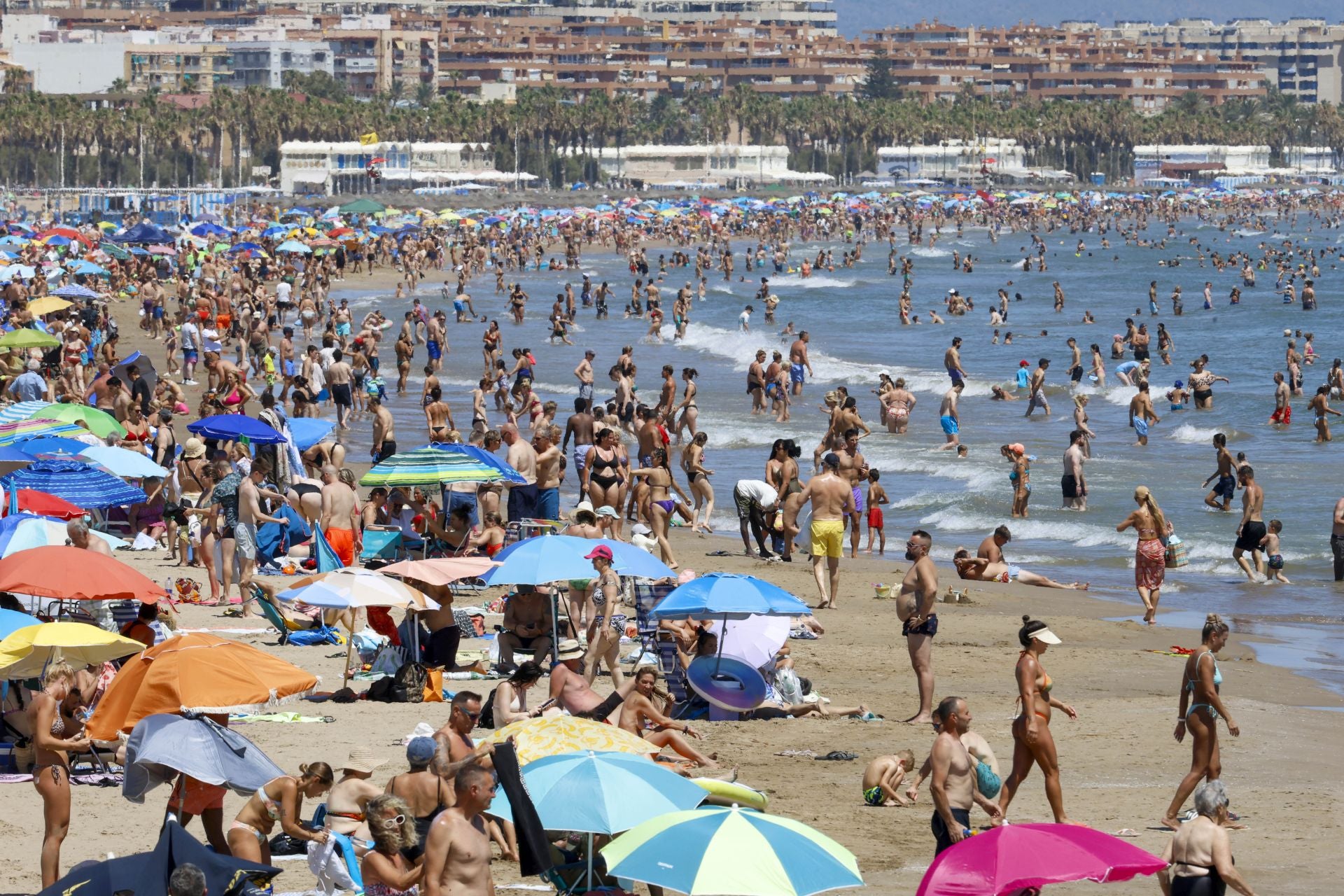 Los valencianos se ponen a remojo contra el calor
