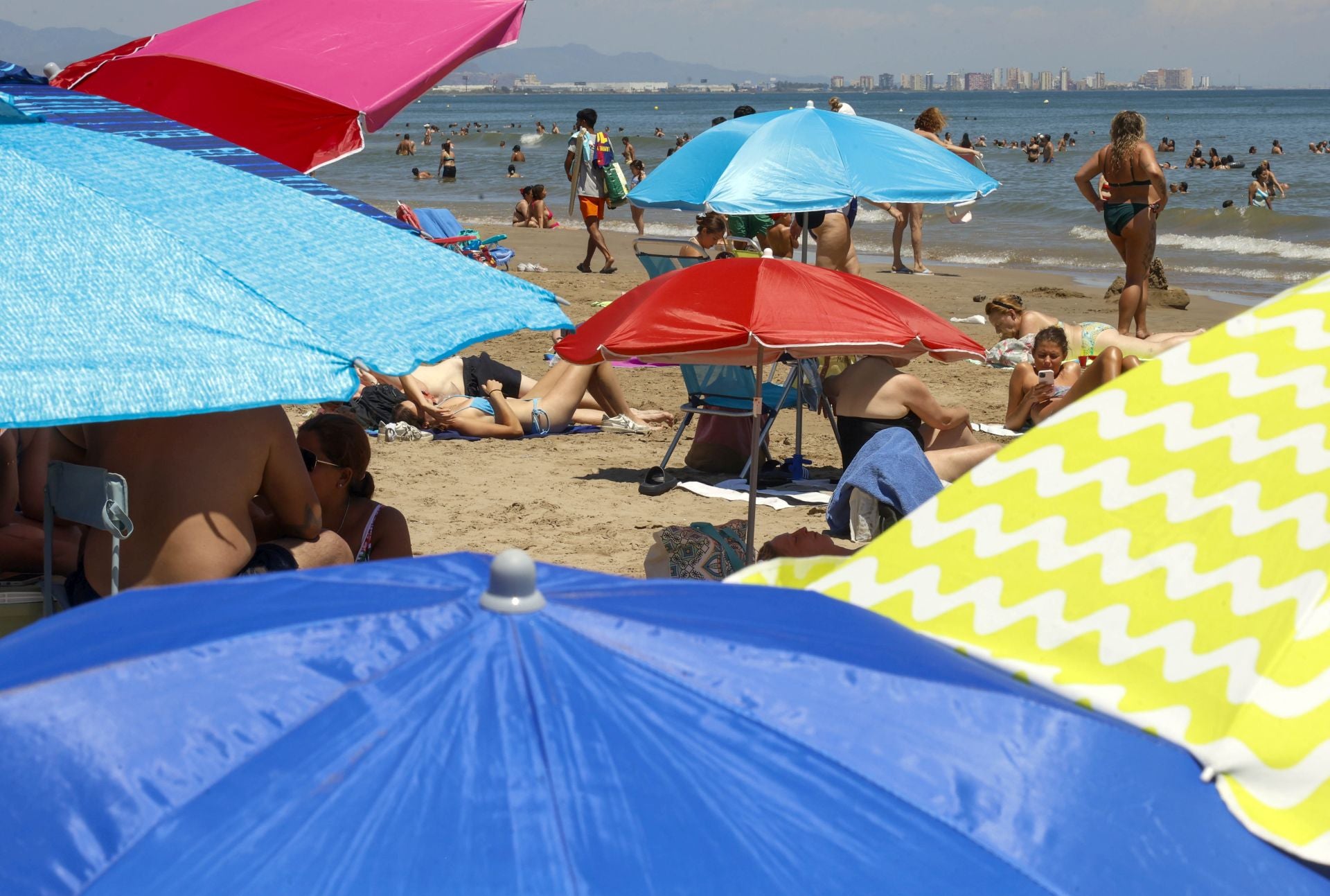 Los valencianos se ponen a remojo contra el calor