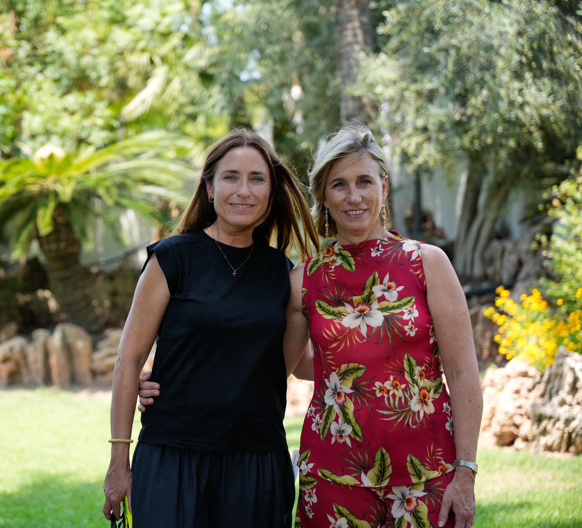 Imagen secundaria 1 - Arriba, invitadas al santo de Carmen de Rosa. Abajo, Blanca Llácer y María Gómez-Lobo. A la derecha, Julia Pérez-Broseta, Nacho Gómara y Sergio Terol en Pamplona.