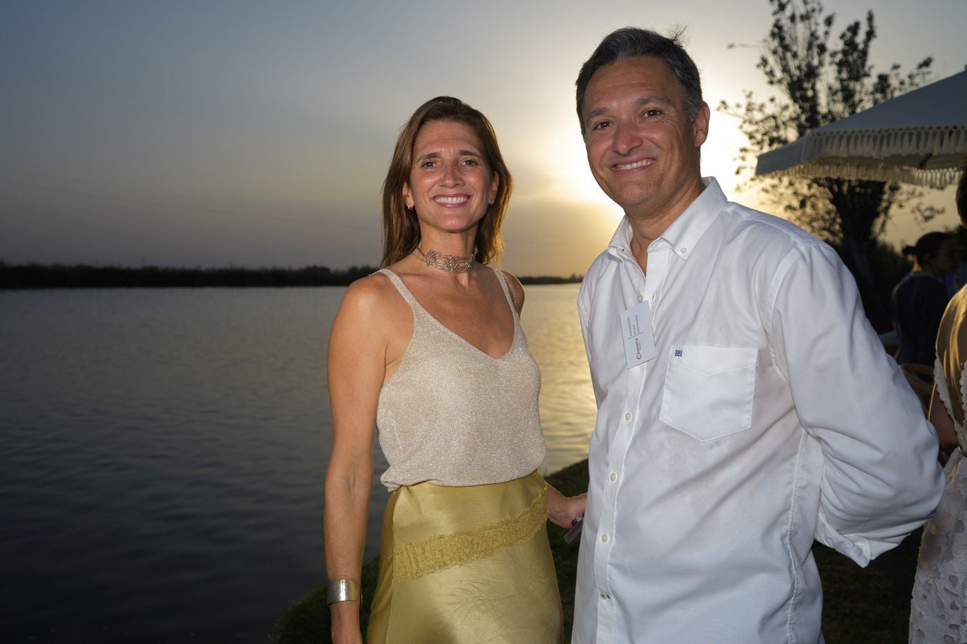 Begoña Puigmoltó y Alejandro Roda, en la fiesta organizada por Club Cámara, en la Albufera.