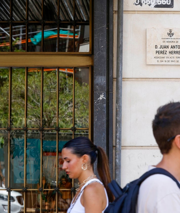 Imagen secundaria 2 - Placas en honor de las tres víctimas del terrorismo