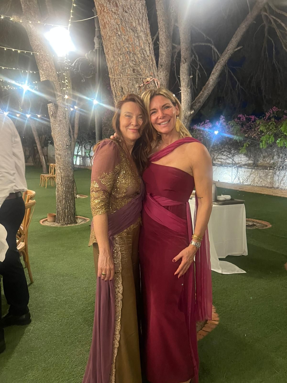 Eva Turanzo, madre del novio, vestida con un diseño de Valentín Herráiz, y Sara Huazo.