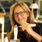 Pilar Viedma, trabajando en una de sus piezas.