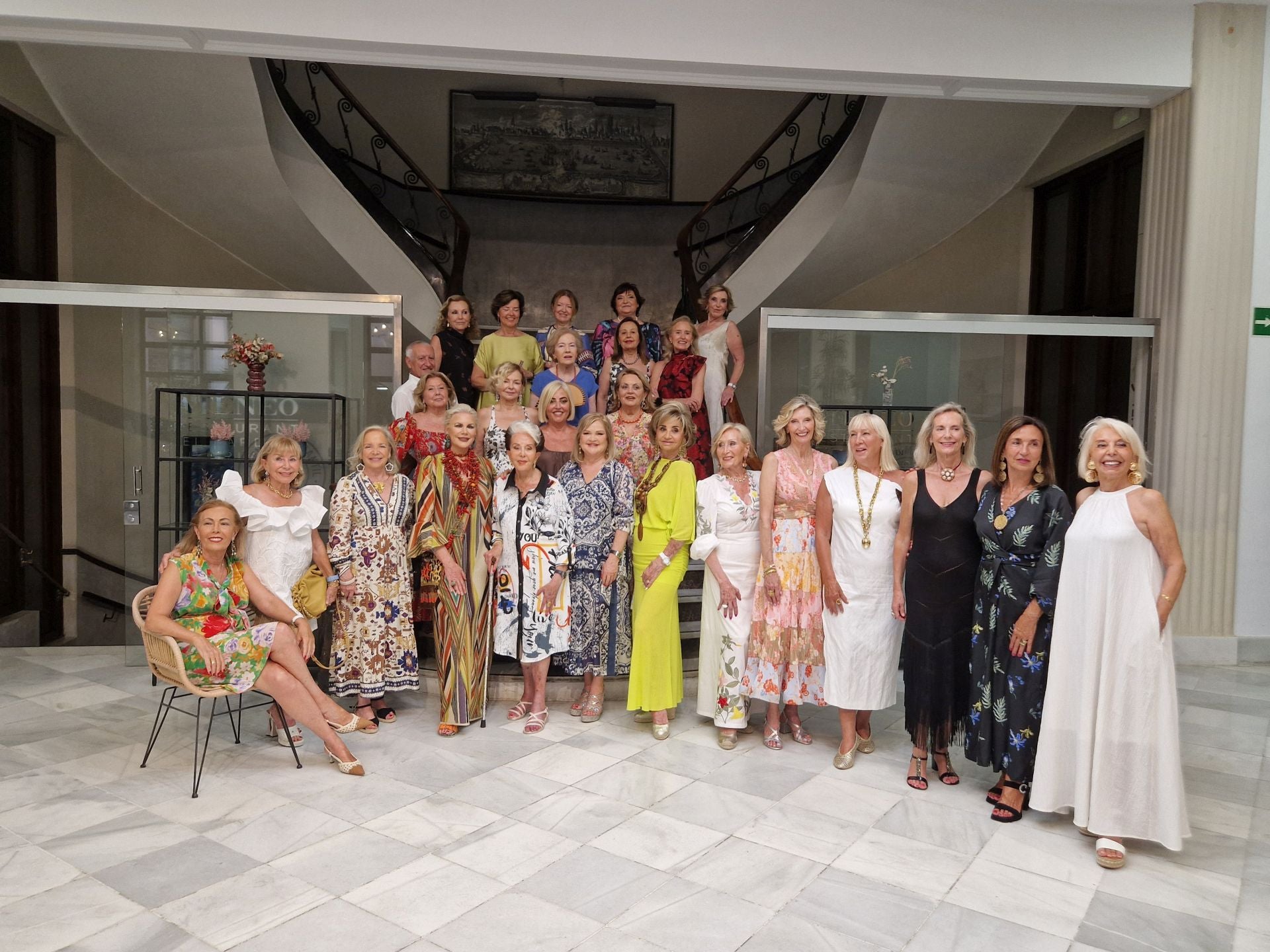 Imagen principal - Arriba, invitadas al santo de Carmen de Rosa. Abajo, Blanca Llácer y María Gómez-Lobo. A la derecha, Julia Pérez-Broseta, Nacho Gómara y Sergio Terol en Pamplona.