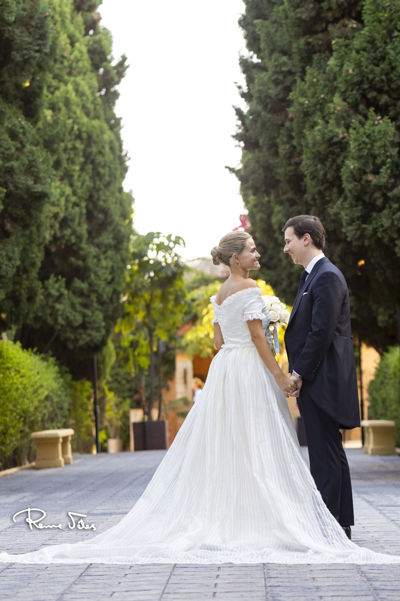 Los novios, Alberto y Paula, recibidos con una lluvia de claveles al salir de la Catedral de Alicante, donde se ofició la ceremonia religiosa.