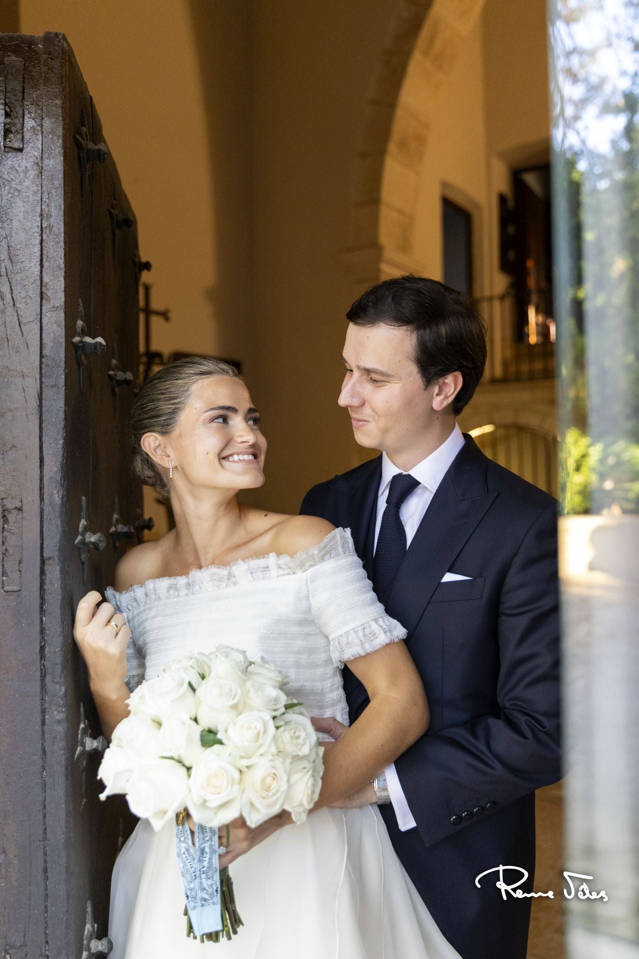 Los novios, Alberto y Paula, recibidos con una lluvia de claveles al salir de la Catedral de Alicante, donde se ofició la ceremonia religiosa.