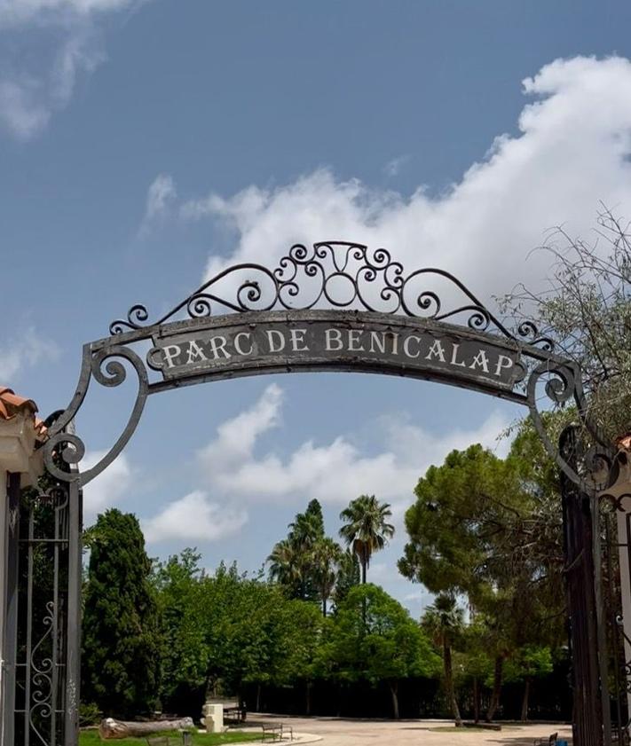 Imagen secundaria 2 - Otras imágenes del parque y la piscina de Benicalap.