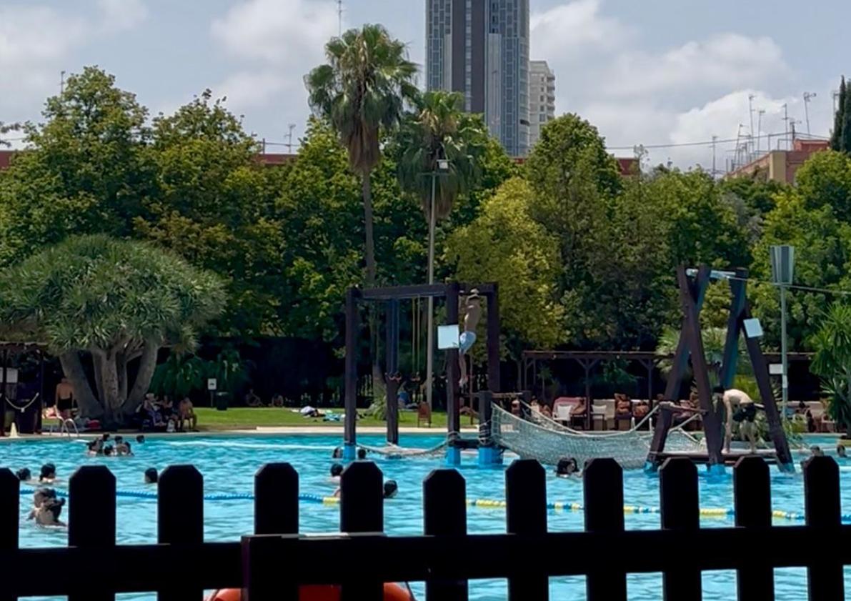Imagen principal - Otras imágenes del parque y la piscina de Benicalap.