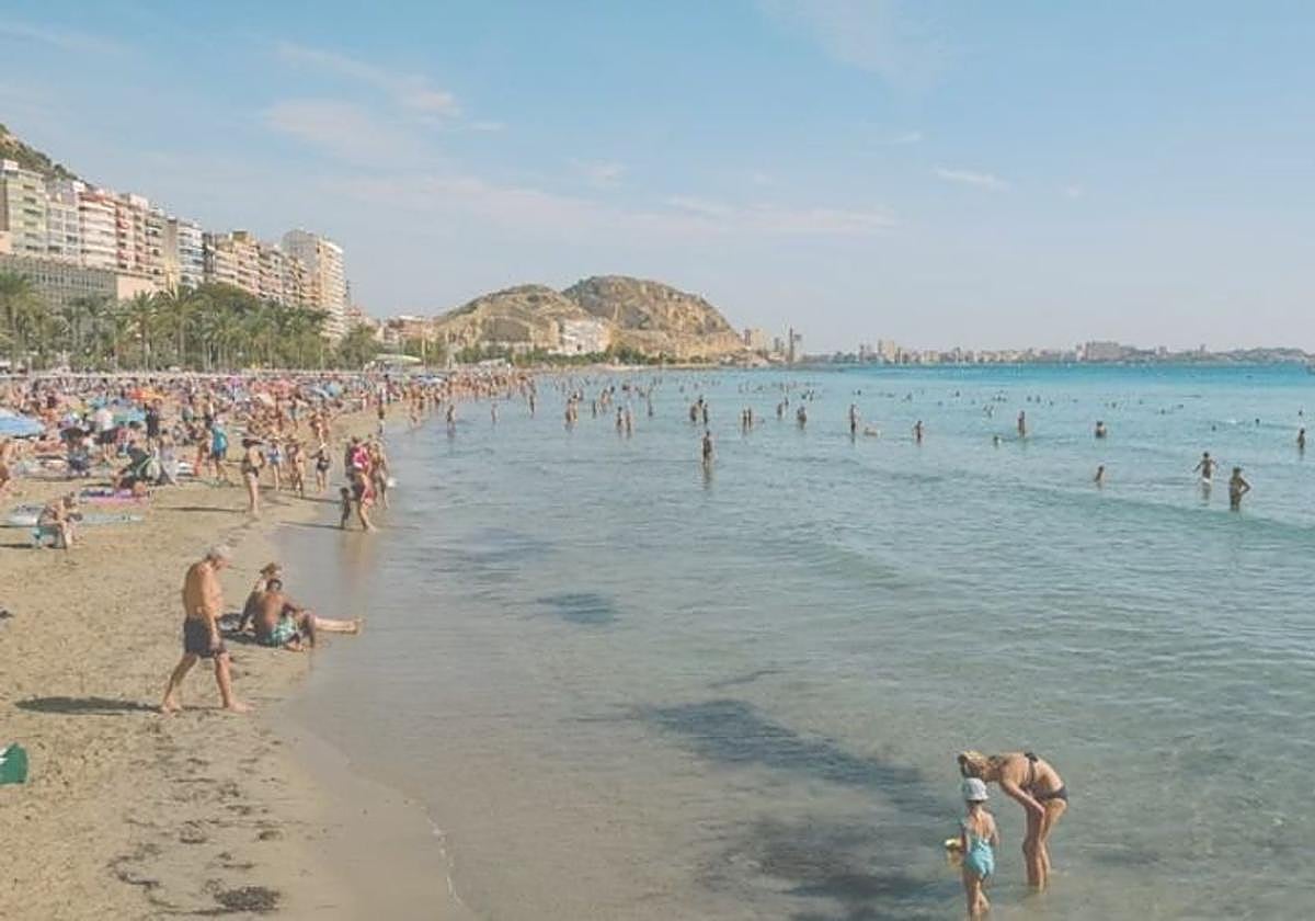 Playa del Postiguet, en Alicante, en imagen de archivo.
