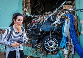 Un coche, empotrado contra una vivienda, en la zona cero de la dana, poco después de la barrancada.
