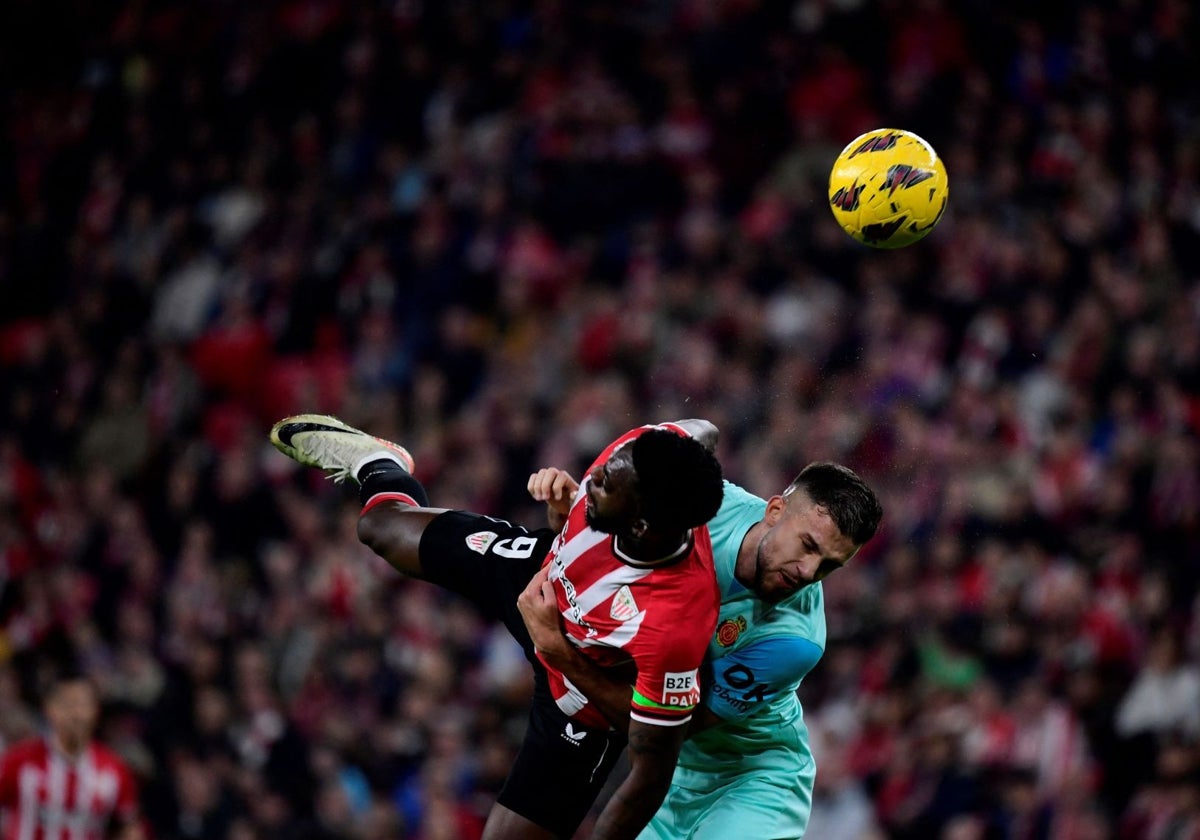 Copete pugna con Iñaki Williams en un partido.