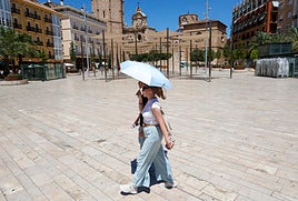 Los parasoles y paraguas, elementos imprescindibles de protección.