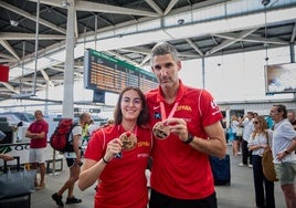 Marta Sorlí y Rubén Burgos posan con la medalla de bronce conquistada en el Mundial U19 por España.