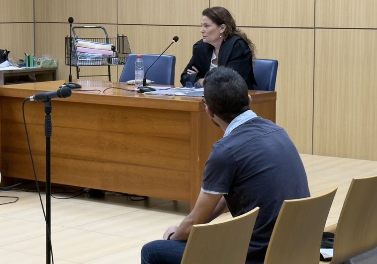 El acusado de abusos sexuales por enseñarle a su hija a masturbarse con un vibrador.