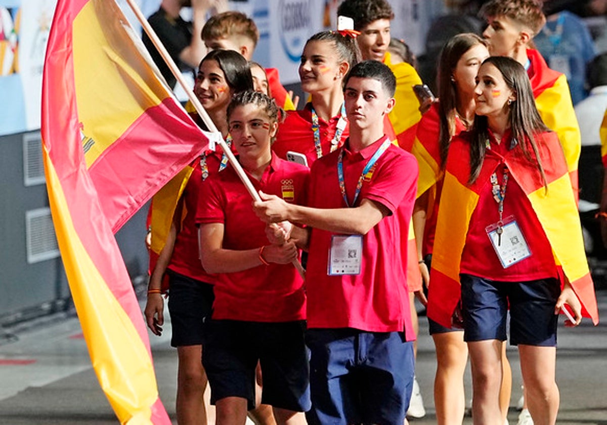 Los abanderados y representantes de la Comunidad Valencia y España.
