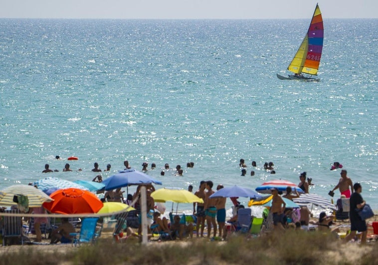 Este es el mejor pueblo de Valencia para tener una casa en la playa, según ChatGPT