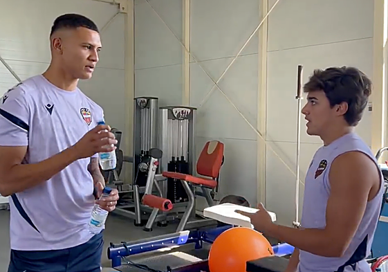 Kervin Arriaga junto a su nuevo compañero Carlos Álvarez.