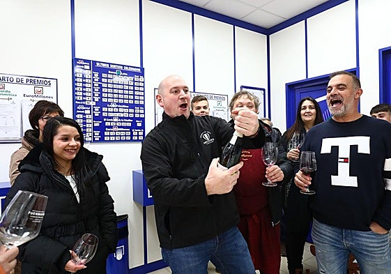 Varios ganadores de un premio de lotería celebran. Imagen de archivo.