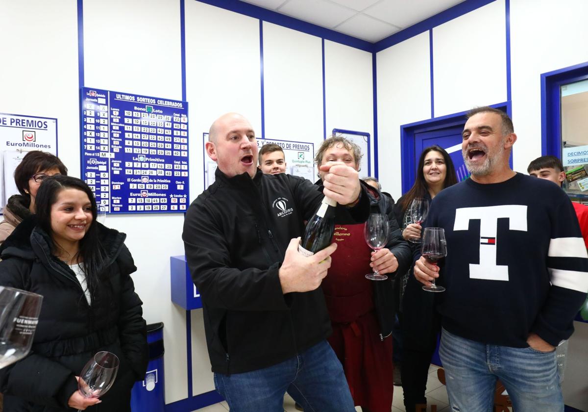 Varios ganadores de un premio de lotería celebran. Imagen de archivo.