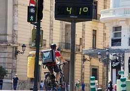 Termómetros callejeros en el centro de Valencia.