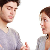 Ni mala educación ni egocentrismo: psicólogos explican por qué hay gente que no para de interrumpir