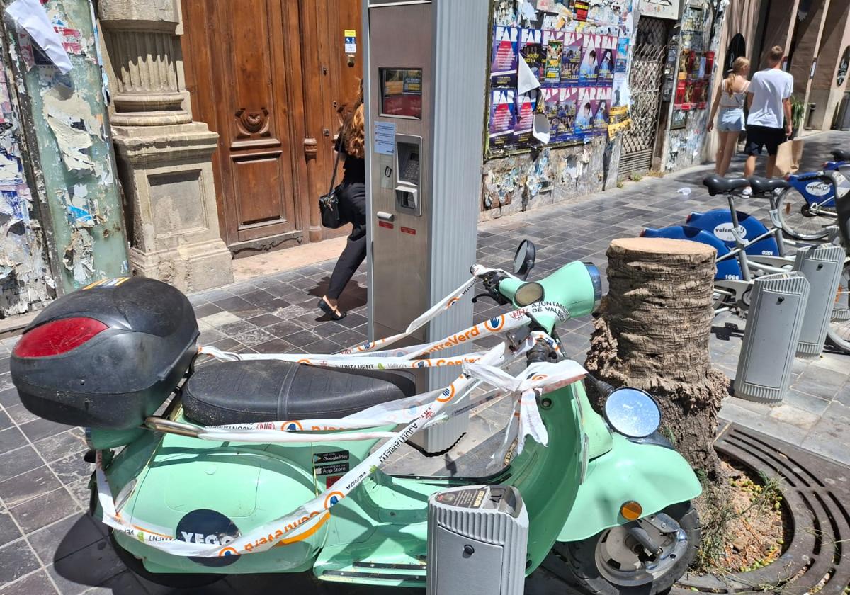 Una palmera se desploma sobre unas motos aparcadas en la calle de las Barcas