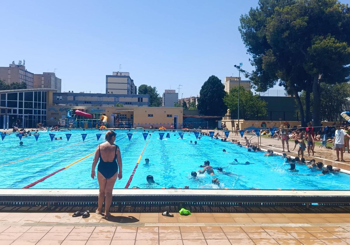 Personas disfrutando de un día de sol en la piscina del Oeste.