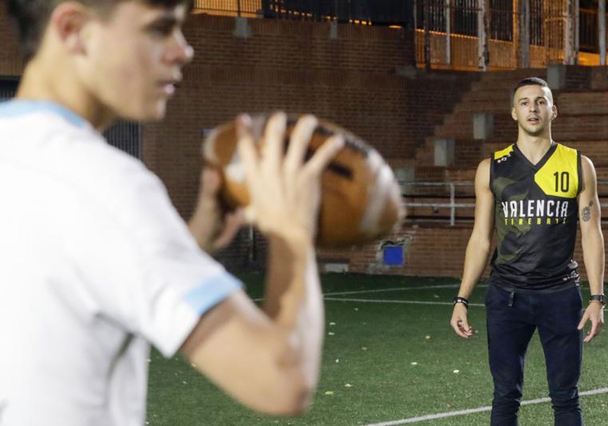 Dos personas practicando rugby en Valencia.