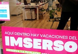 Cartel en una agencia que invita a reservar unas vacaciones.