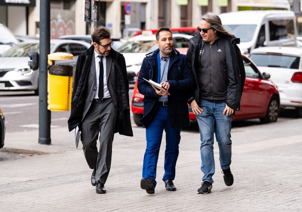 José Pérez, presidente de Libertad VCF, en el centro, antes de entrar en la última junta de accionistas.