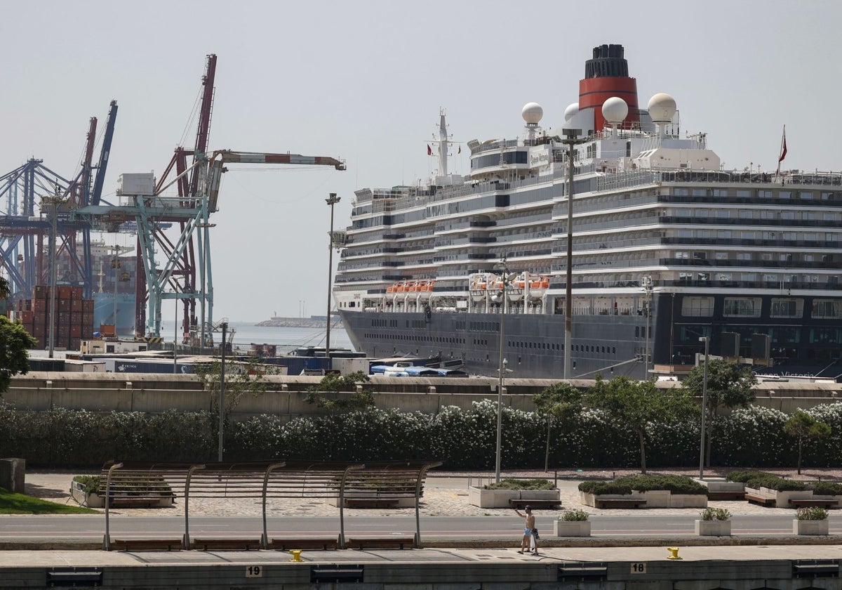 Un crucero en el puerto de Valencia.