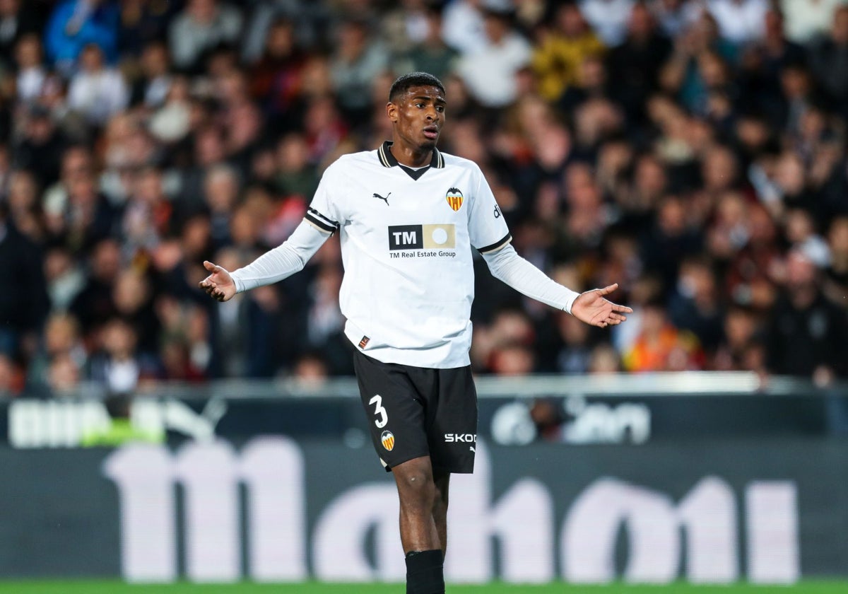 Mosquera, durante un partido con el Valencia en Mestalla.