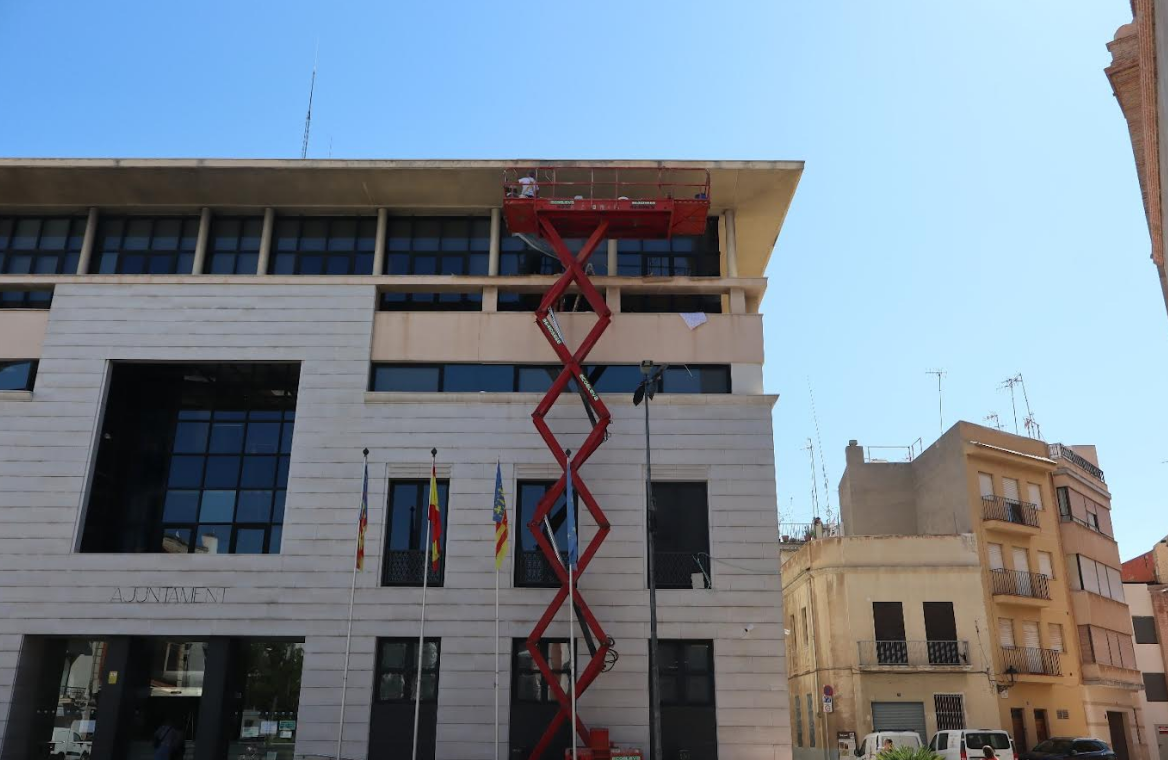 Burriana inicia los trabajos de pintura en la fachada del edificio consistorial