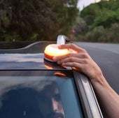 Luz de emergencia V16 conectada.