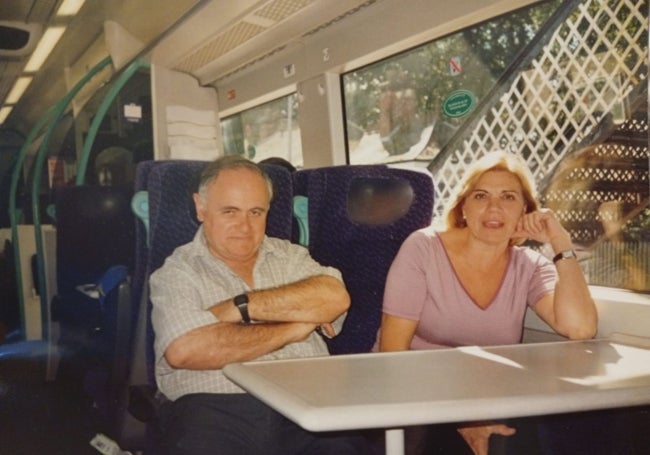 Miguel y su esposa Mercedes, en tren, durante el viaje a Reino Unido por el Eurotúnel.