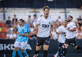 Sergi Tenés celebra el penalti anotado contra el CD Castellón.