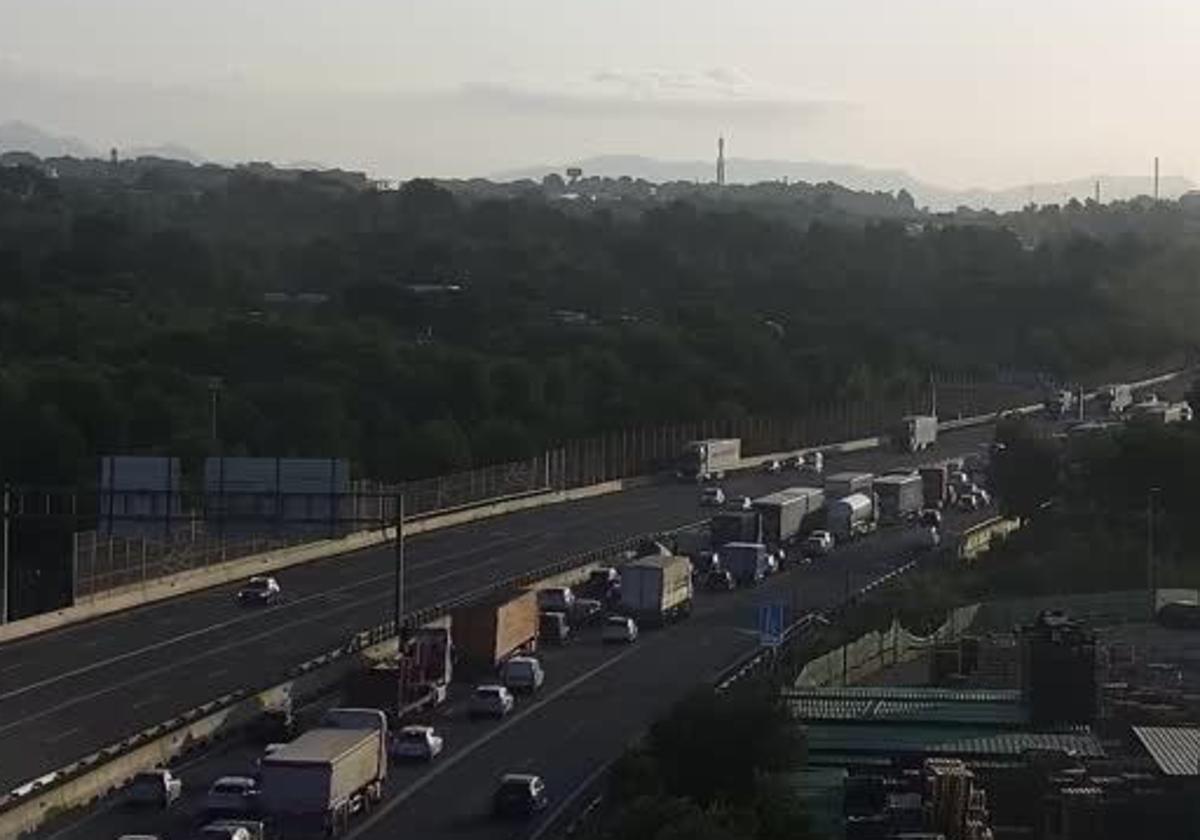 Retenciones en la A-7, en la mañana de este miércoles.