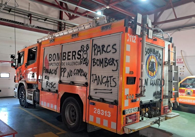 La Diputación prohíbe a los bomberos utilizar los camiones hasta que no limpien las pintadas de protesta