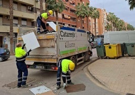 Recogida de residuos en una calle de Catarroja.