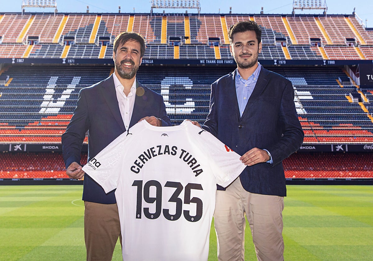 El anuncio de Cervezas Turia como patrocinador premium del Valencia CF en Mestalla.