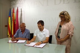 El momento de la firma del convenio de colaboración.
