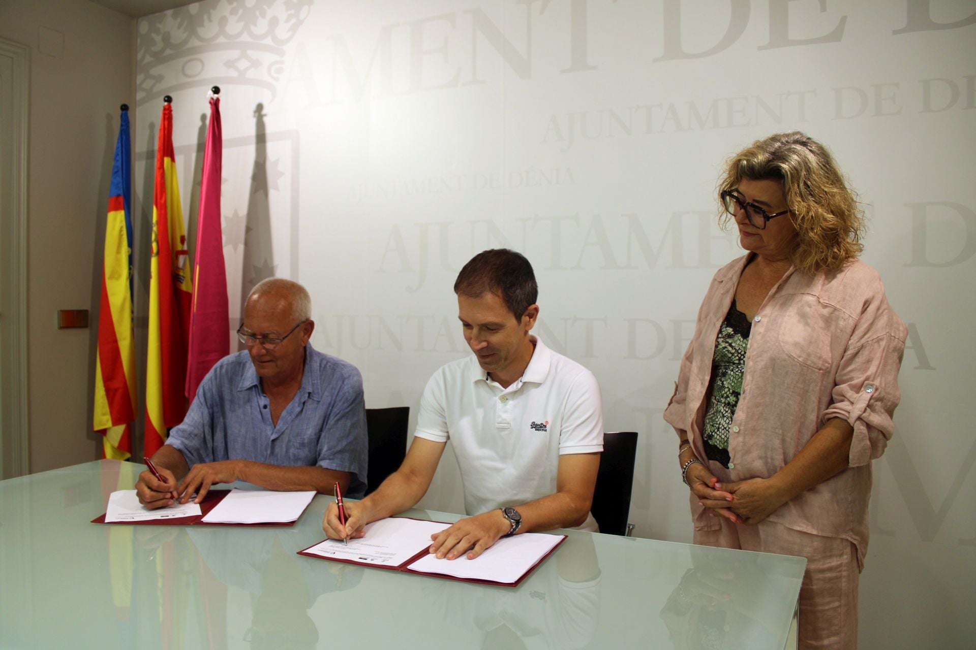El momento de la firma del convenio de colaboración.