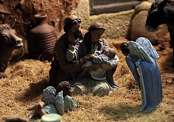 Una figura de un belén, con San José, la Virgen María y el niño Jesús.