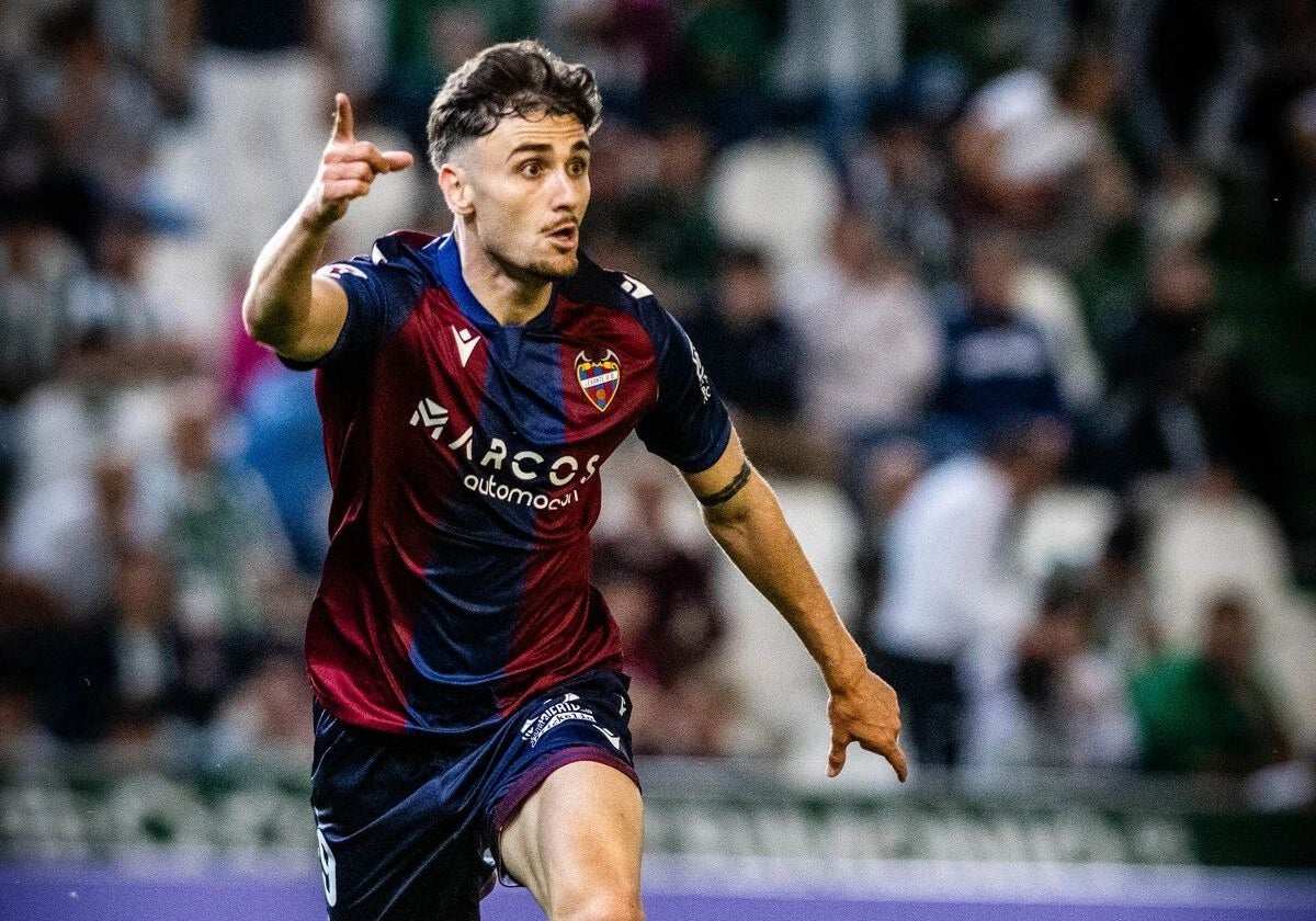 Álex Forés, durante un partido con el Levante.