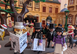 Los Playmobil leen el periódico LAS PROVINCIAS.