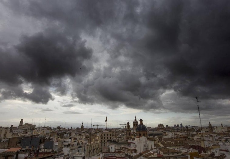 Aemet anuncia tormentas fuertes con granizo el miércoles y jueves en la Comunitat y señala las zonas donde lloverá