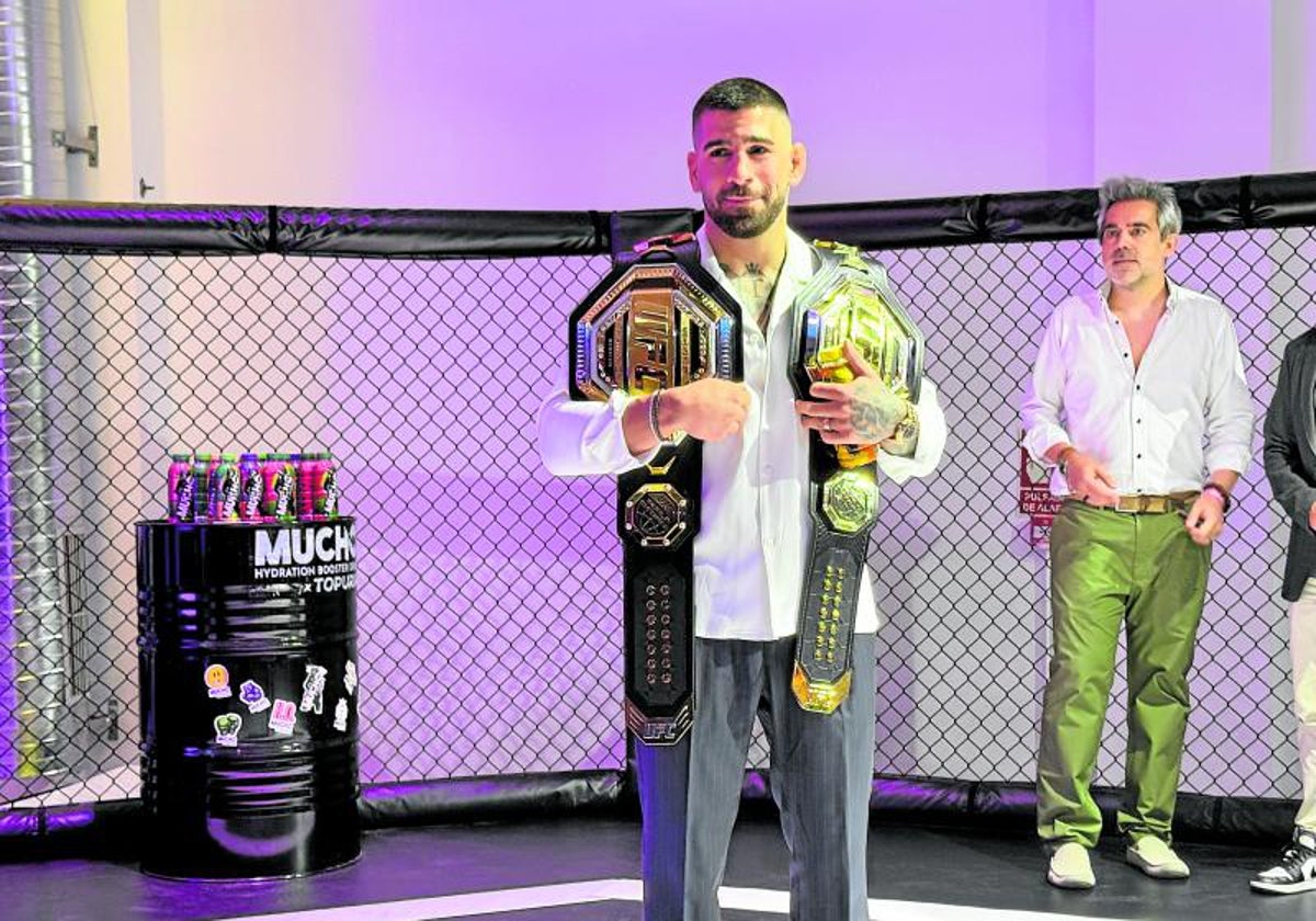 Ilia Topuria con los dos títulos de campeón.