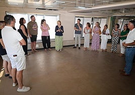 La alcaldesa Folgado, con representantes de entidades festeras y del equipo de gobierno.